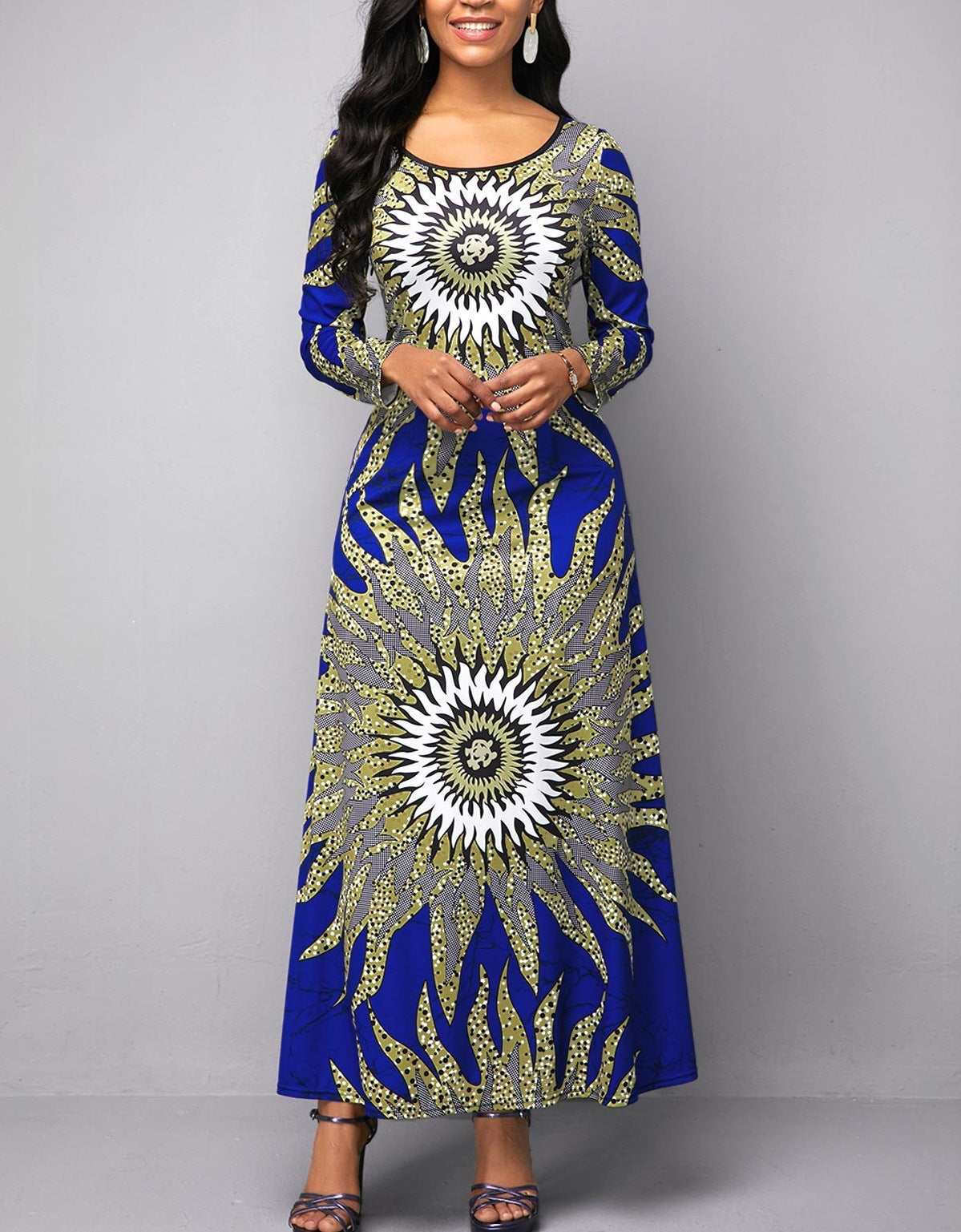 Robe maxi femme avec un impressionnant motif graphique et un col rond Chic und Stil