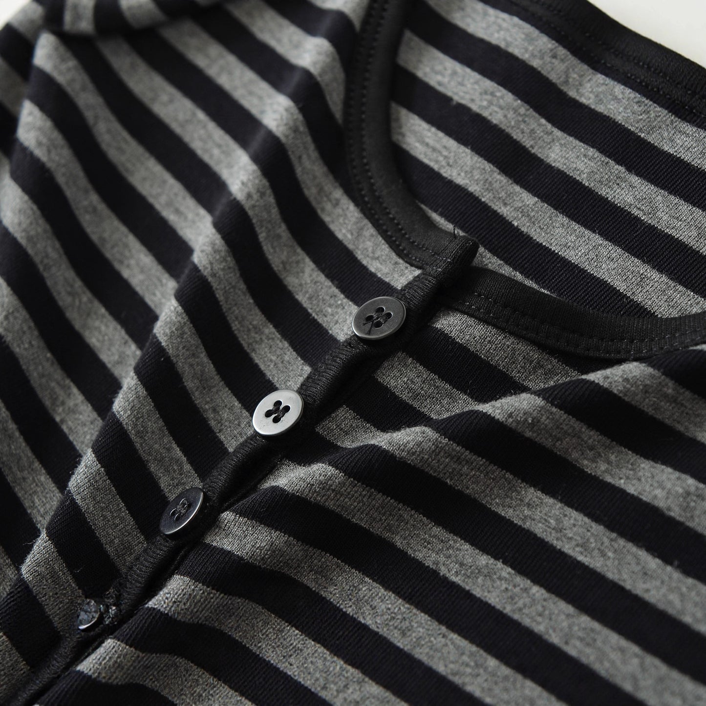 Chemise à manches longues pour femmes avec motif rayé à la mode et détails de boutons Chic und Stil