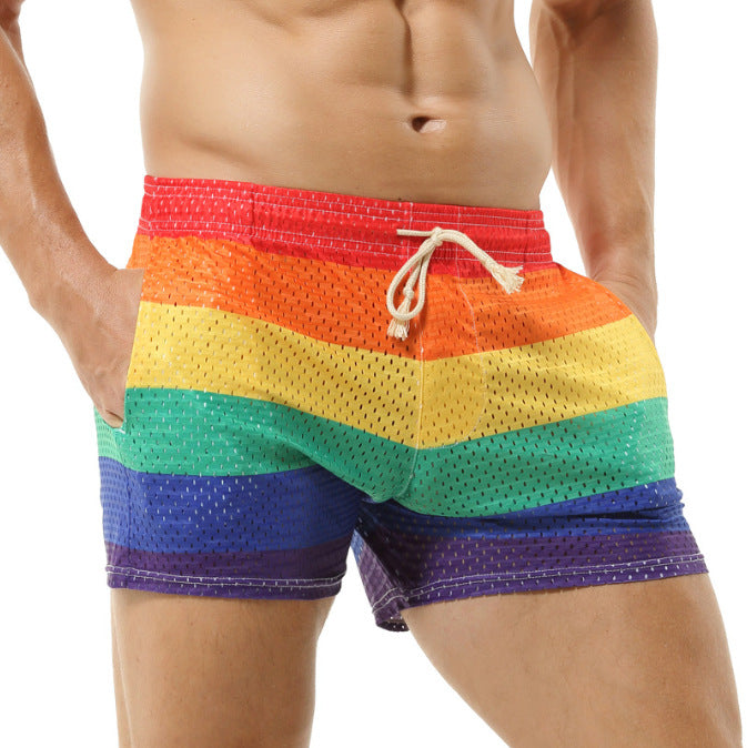Shorts de bain pour hommes avec un matériau en maille respirant et un motif de rainbow coloré Chic und Stil