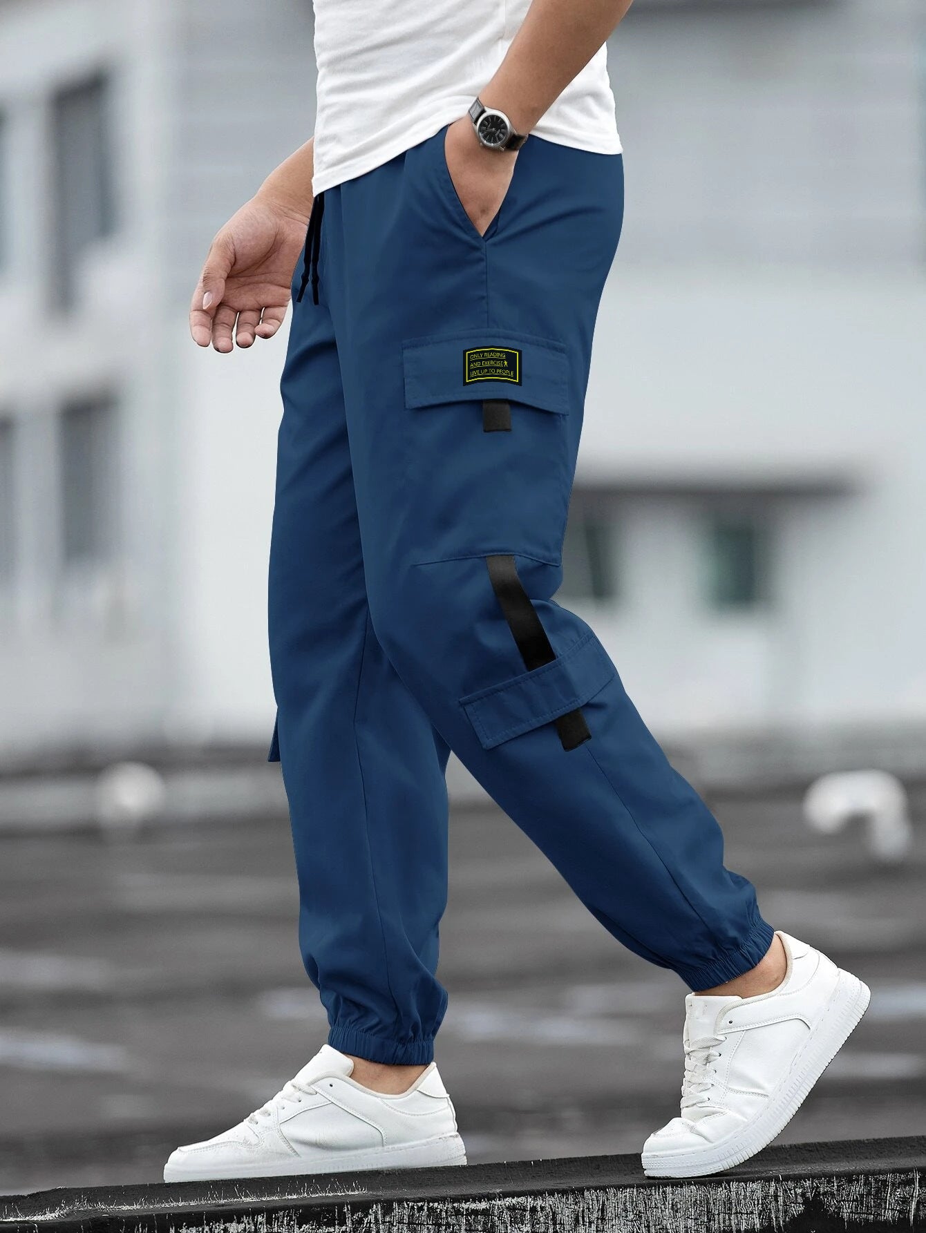 Pantalon cargo décontracté pour hommes avec taille ajustable et poches zippées pratiques Chic und Stil