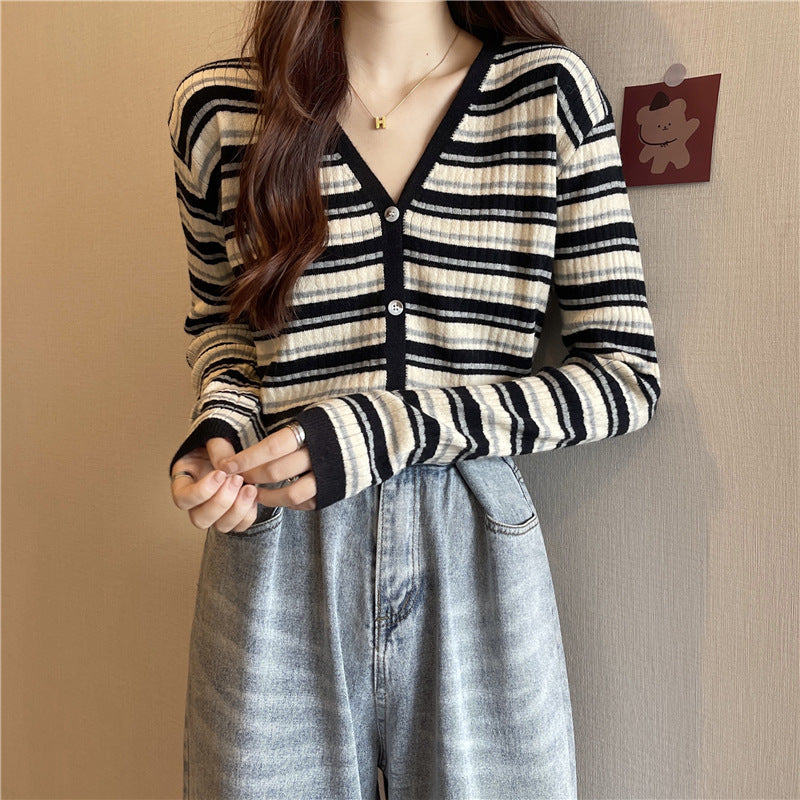 Dames cardigan rayé avec boutons et décolleté en V Chic und Stil