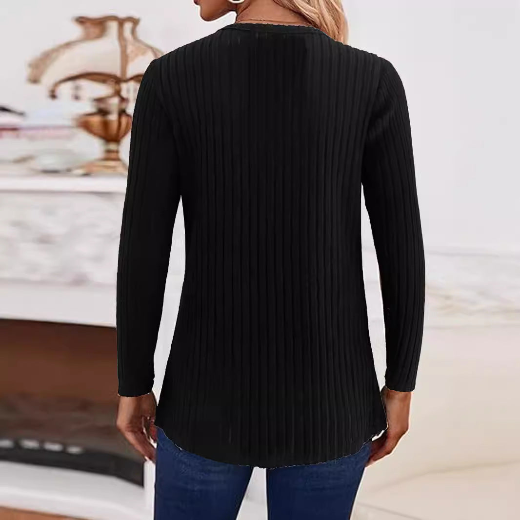 Pull en tricot pour femmes avec détails de boutons sur les côtés et design en ribb structuré Chic und Stil