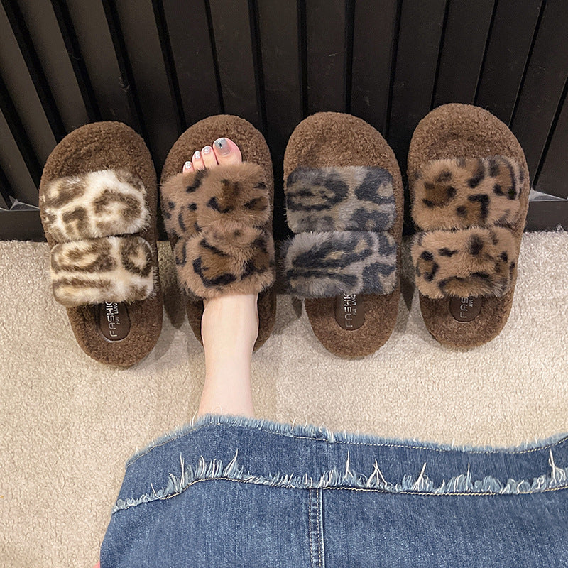 Chaussures d'intérieur pour femmes avec dessus en peluche douillet et accents élégants de léopard Chic und Stil