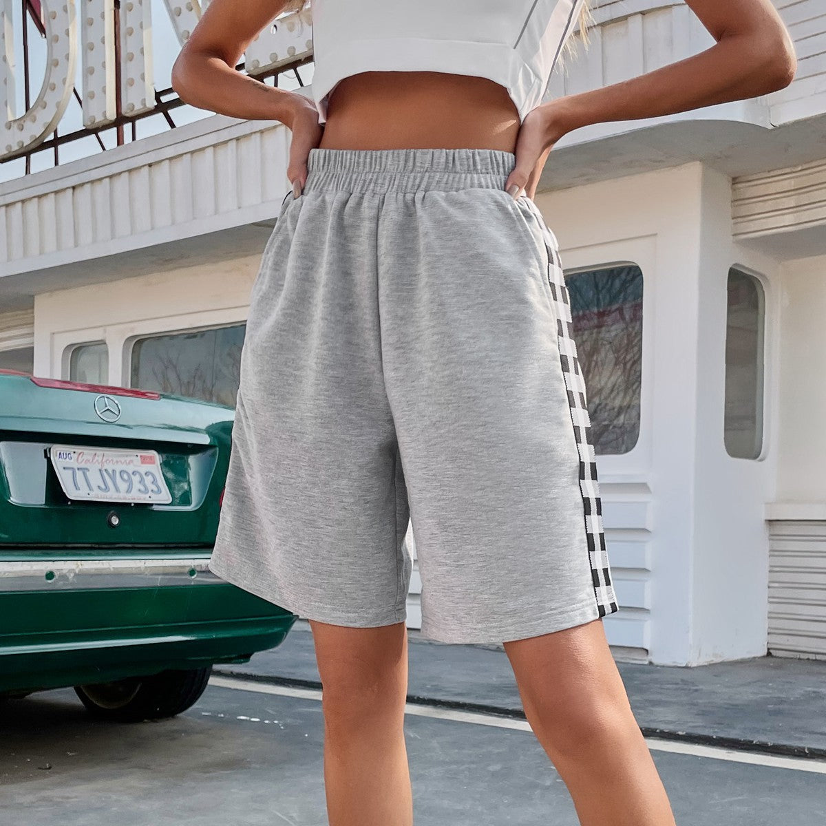 Shorts de sport pour femmes avec détails à carreaux sur les côtés Chic und Stil