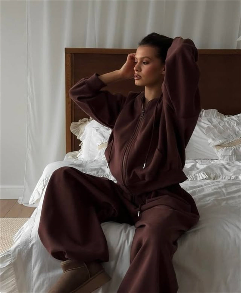 Sporty hoodie for women with a loose fit and comfortable jogger pants Chic und Stil