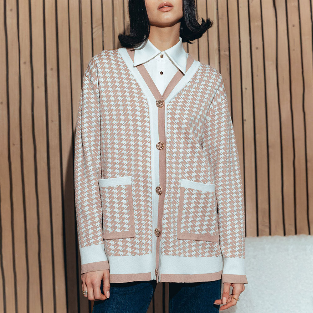 Cardigan en tricot pour femmes avec un motif classique pied-de-poule et patte de boutonnage Chic und Stil