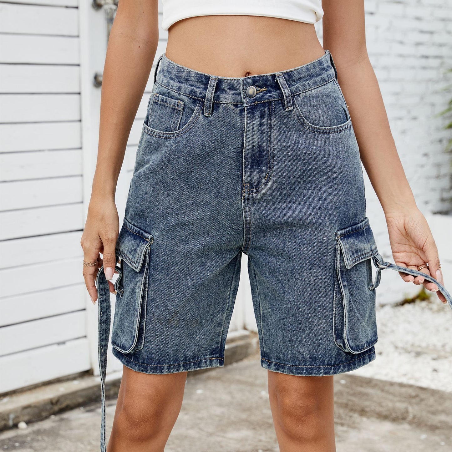 Women's cargo shorts in casual high waist with practical side pockets Chic and stylish
