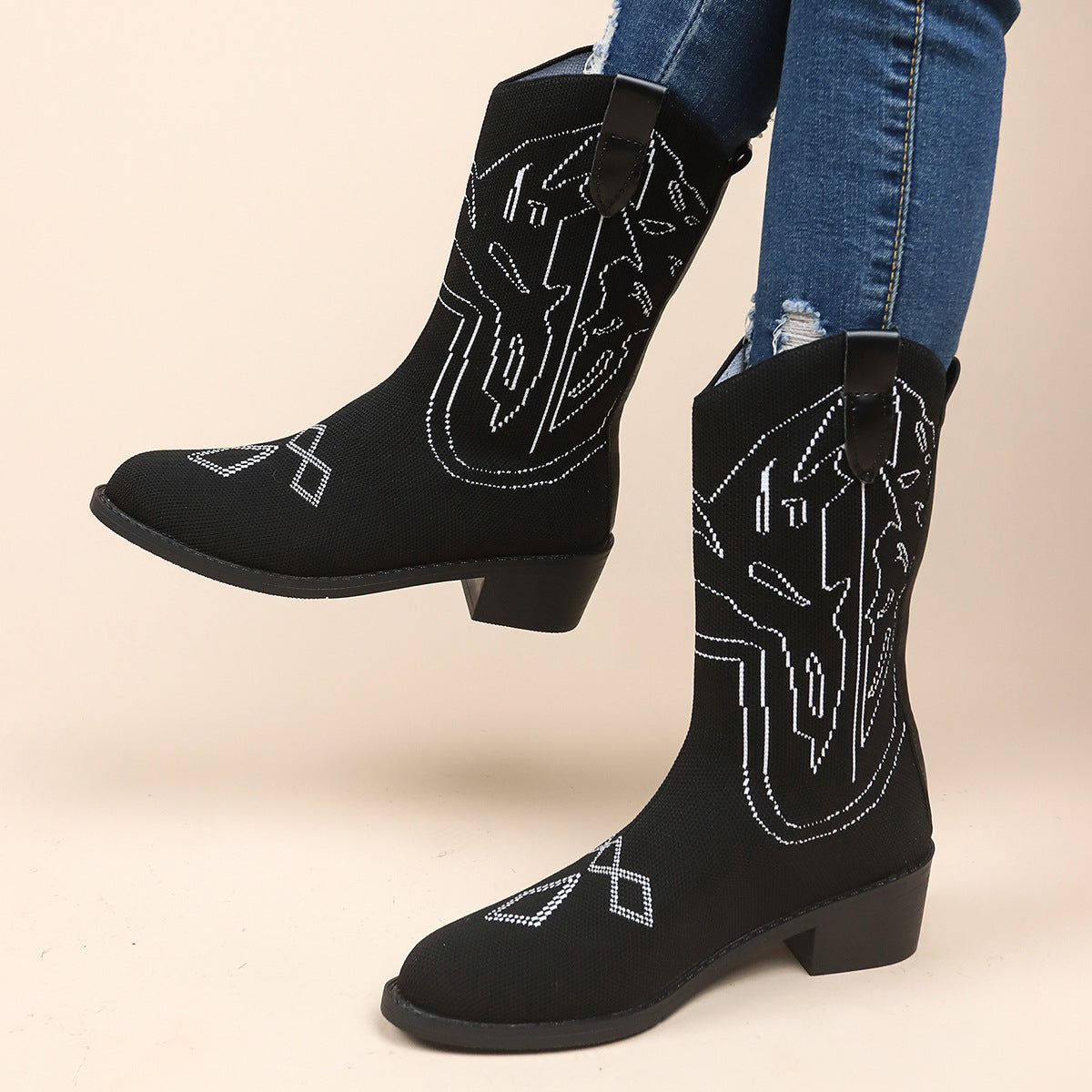 Bottes de cowboy pour femmes avec un motif brodé artistique et un talon robuste Chic und Stil