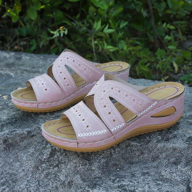 Sandales à brides confortables pour femmes avec design floral et ouvertures adjacentes Chic und Stil