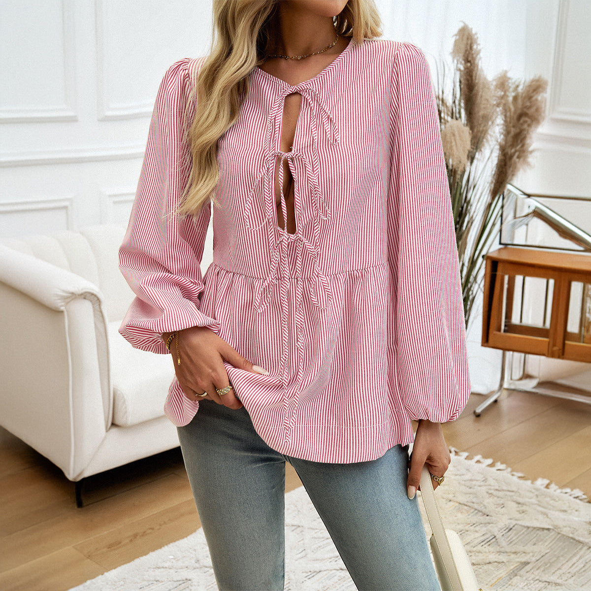 Blouse pour femmes avec un élégant détail de volant et décolleté en clé Chic und Stil