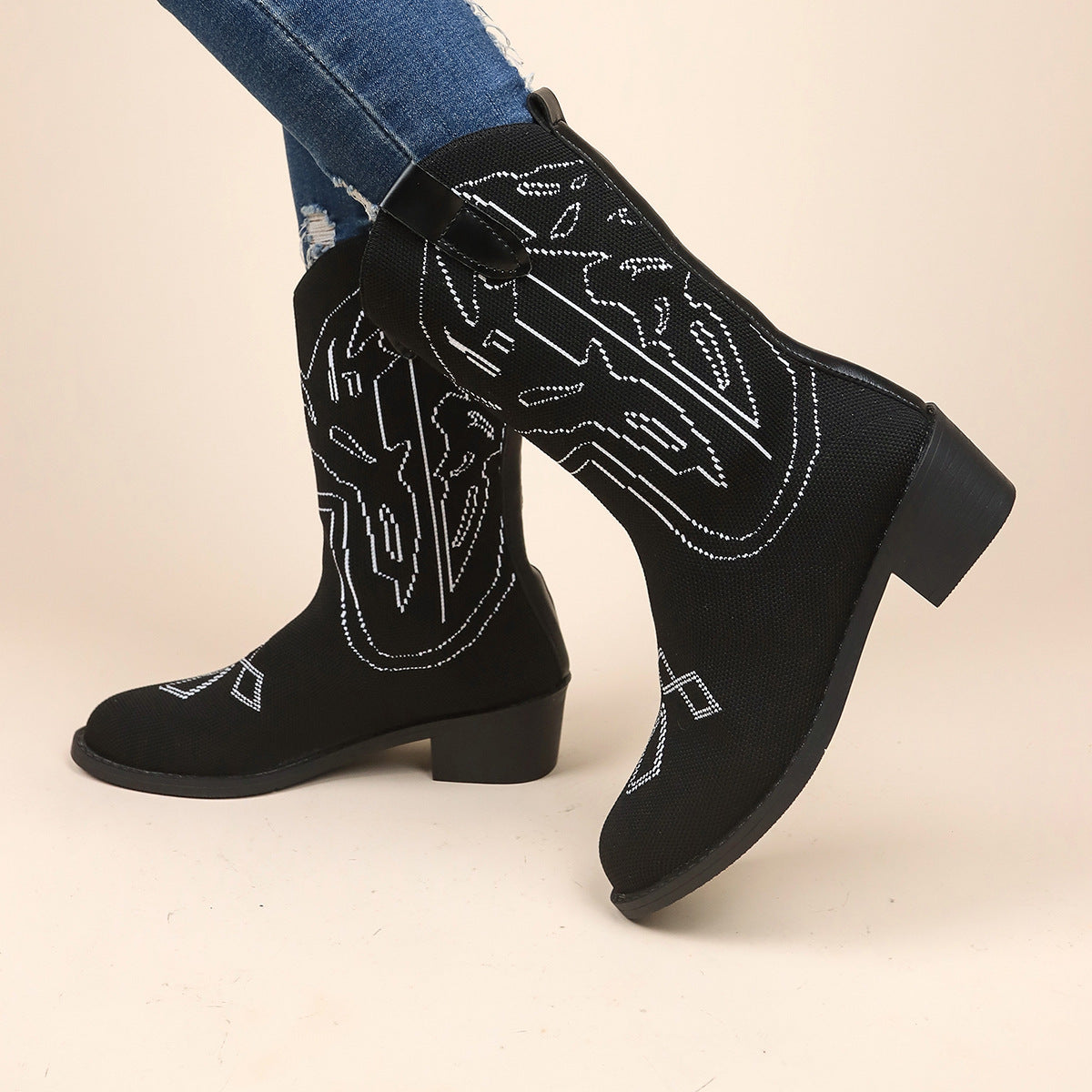 Bottes de cowboy pour femmes avec un motif brodé artistique et un talon robuste Chic und Stil