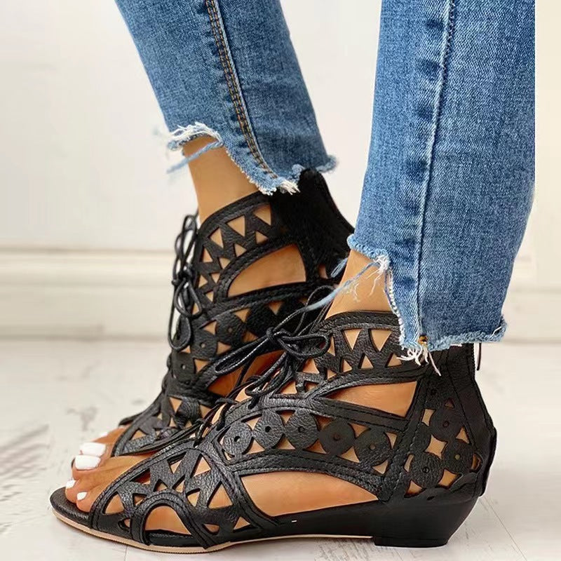 Sandales en simili cuir pour femmes avec design découpé et lacets Chic und Stil