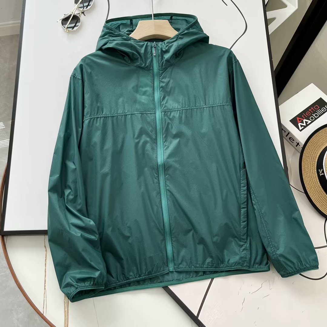 Veste de sport légère pour femmes avec capuche Chic & Stil