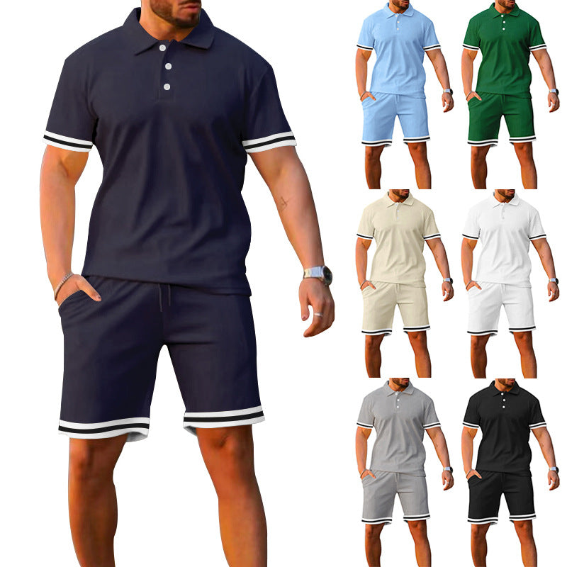 Ensemble polo et shorts sportif pour hommes avec bandes contrastées Chic und Stil