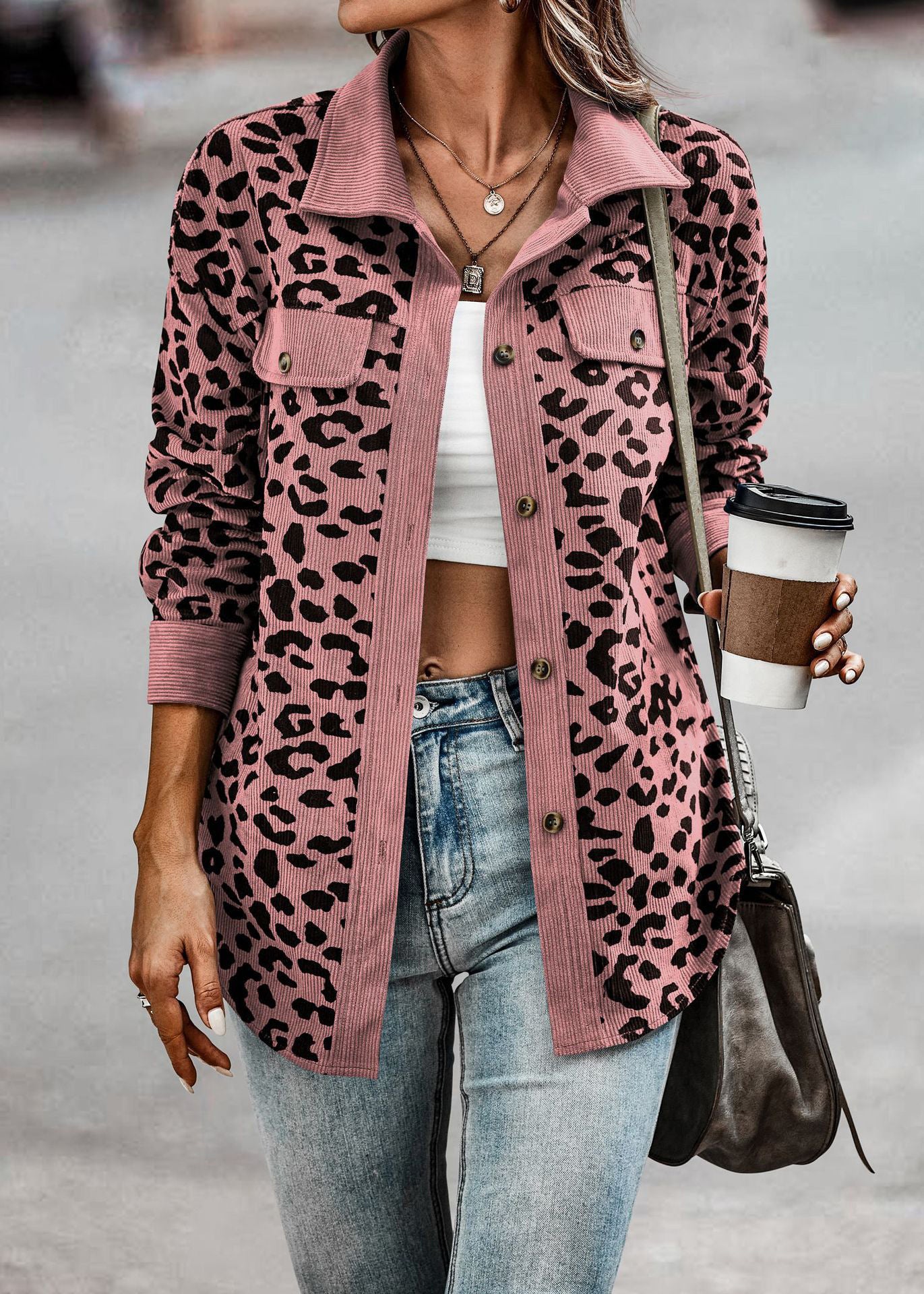 Veste de loisirs pour femmes avec un motif léopard texturé et des poches pratiques Chic und Stil