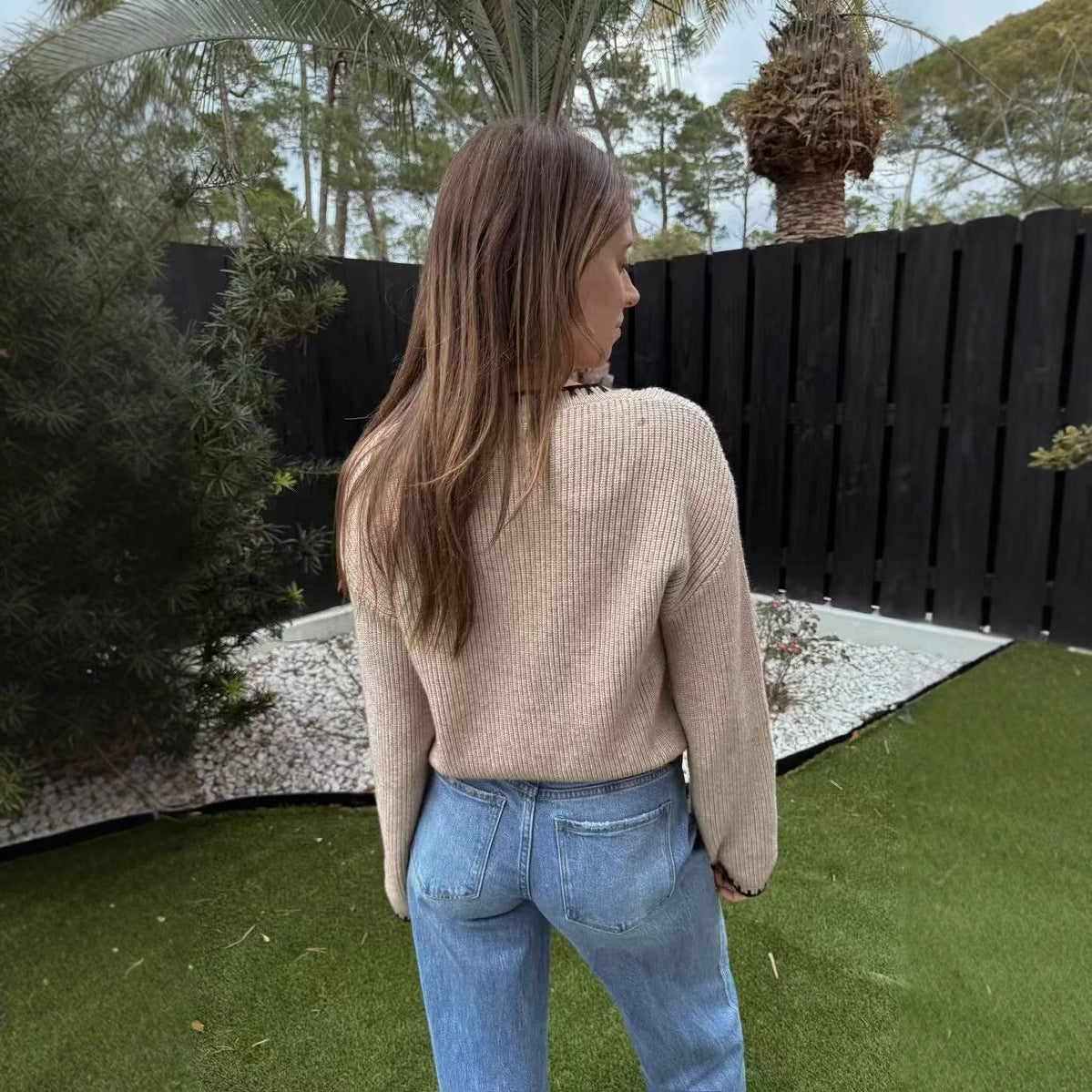 Cardigan pour femmes avec une fine texture côtelée et une finition contrastante à la mode Chic und Stil