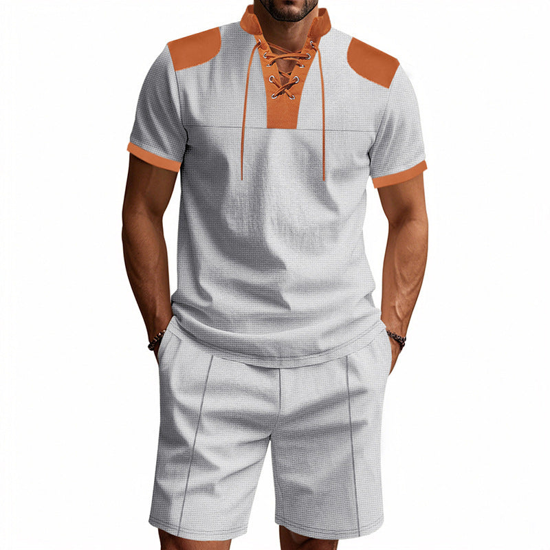 Polo-shirt pour hommes avec un design de laçage unique et des shorts assortis Chic und Stil