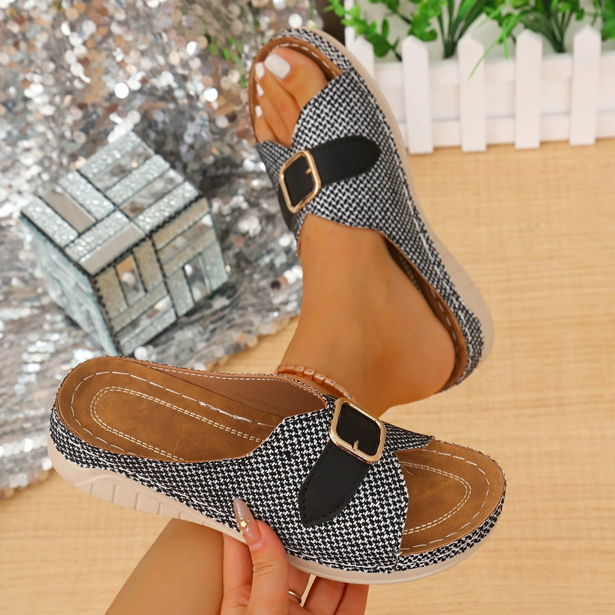 Sandales à brides pour femmes avec un motif pied-de-poule à la mode et une bride réglable Chic und Stil