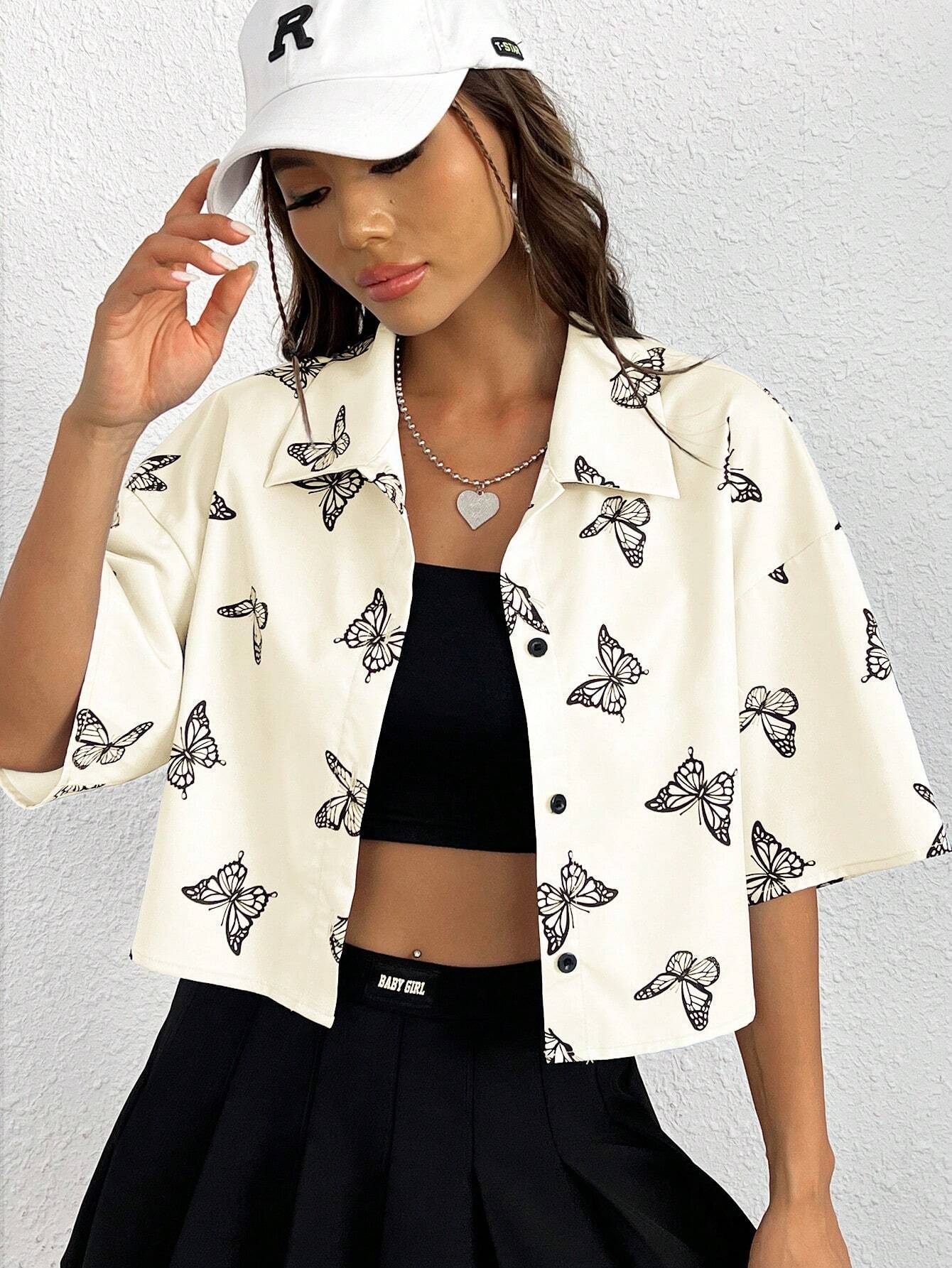 Chemise à manches courtes pour femmes avec motif de papillons et coupe décontractée Chic und Stil