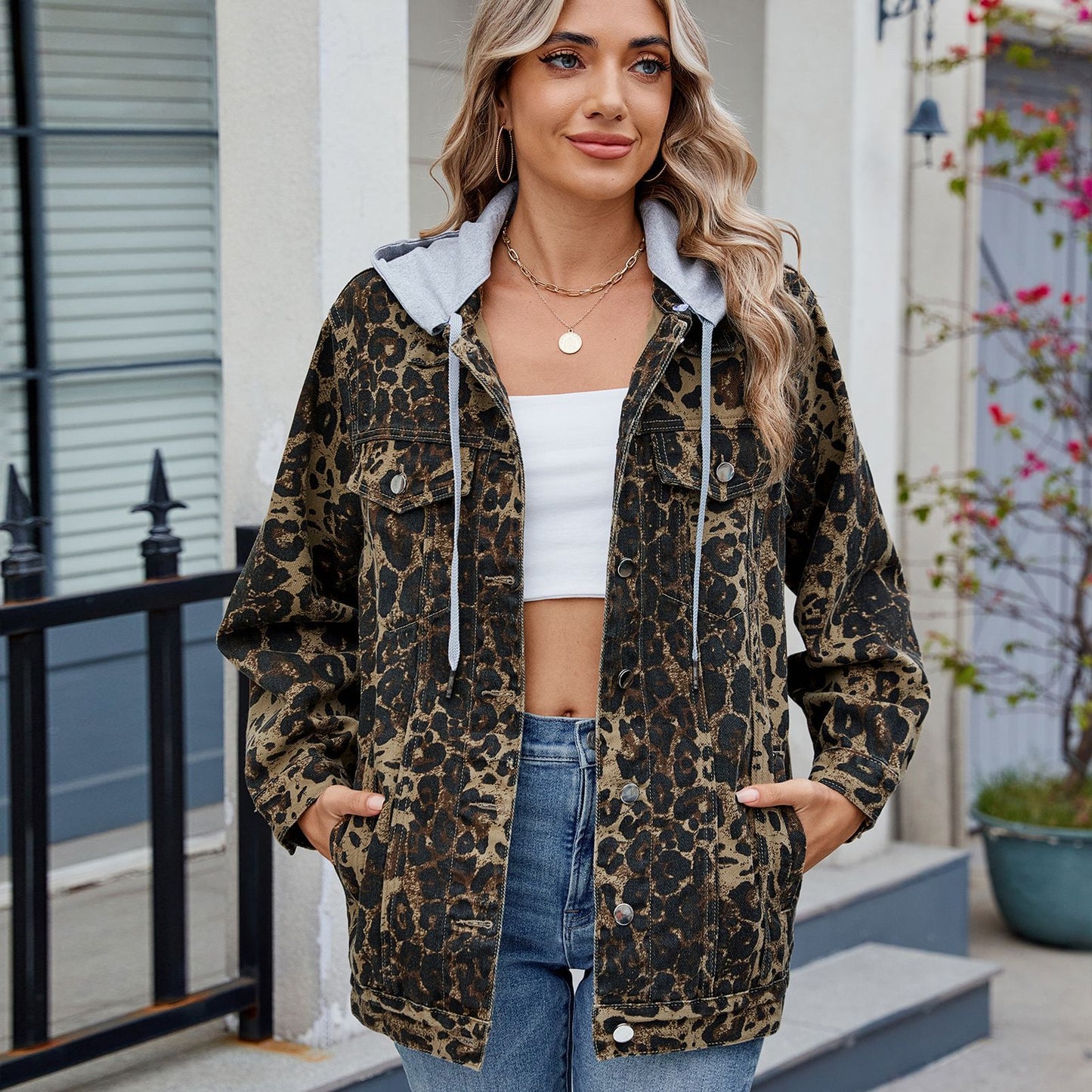 Veste en denim pour femmes au design léopard tendance avec une coupe décontractée Chic und Stil
