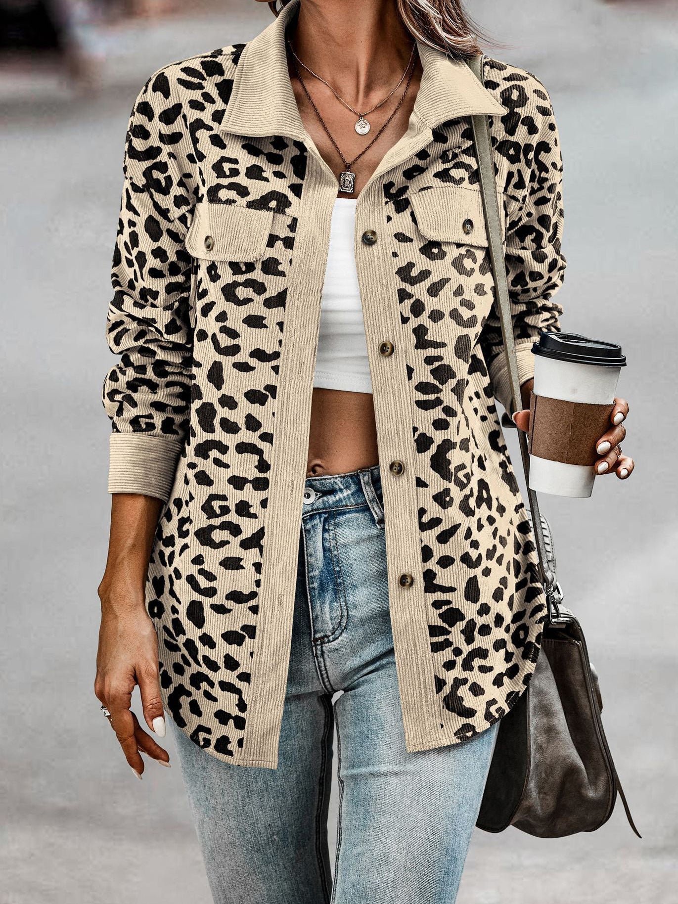 Veste de loisirs pour femmes avec un motif léopard texturé et des poches pratiques Chic und Stil