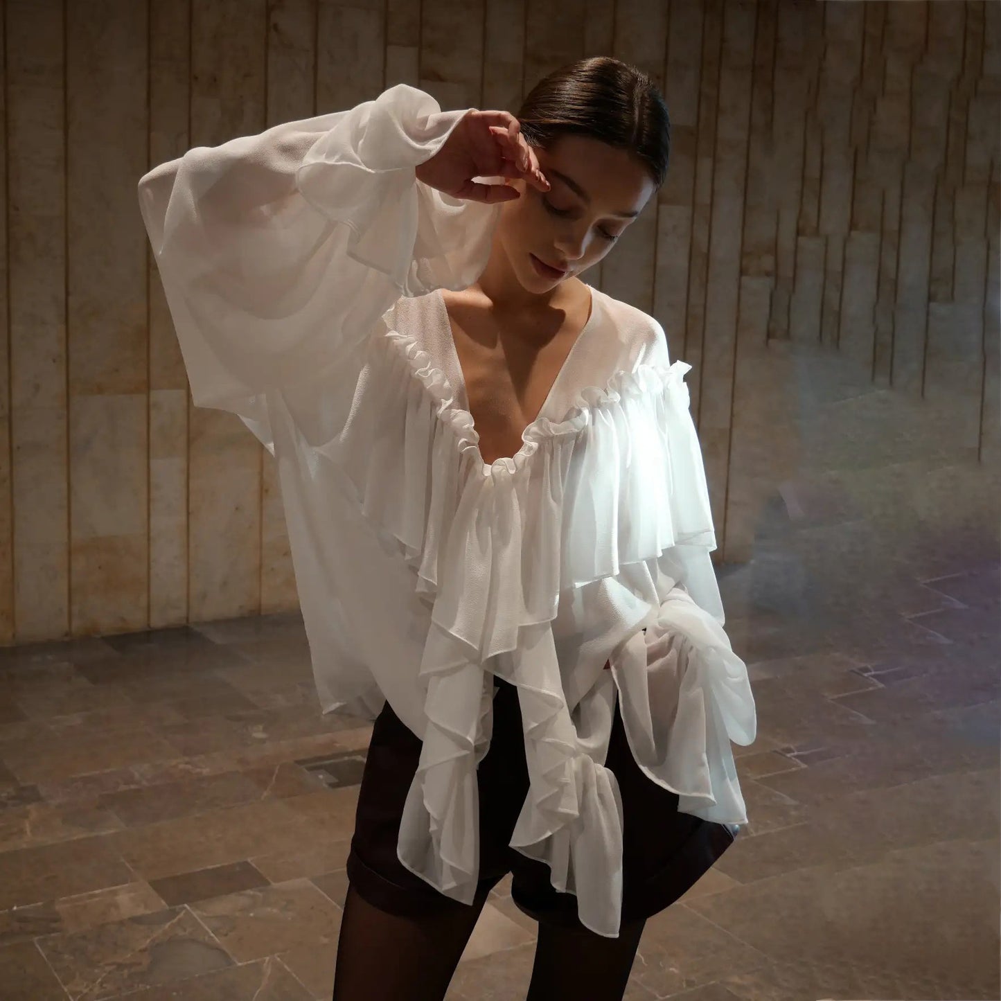 Blouse pour femmes avec des détails de volants volumineux et un élégant boutonnière Chic und Stil