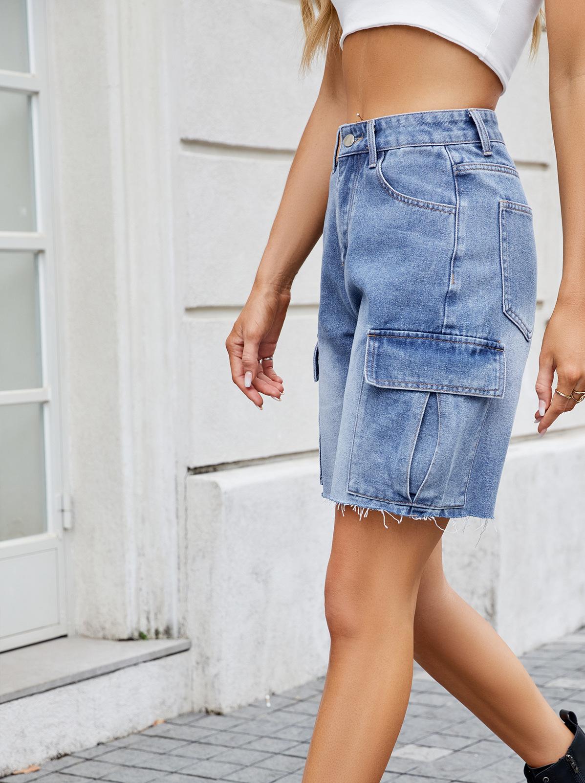 Women's cargo shorts in a modern fit with frayed hem and practical pockets Chic und Stil