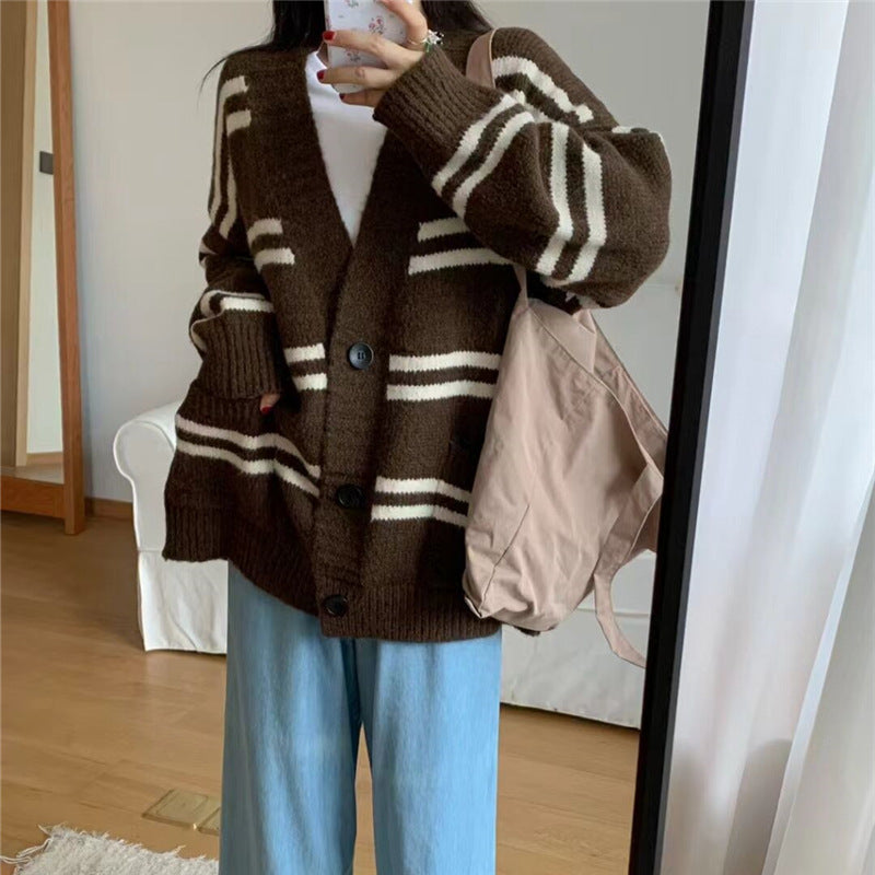 Cardigan en gros tricot pour femmes avec large revers et détails de boutons décoratifs Chic und Stil