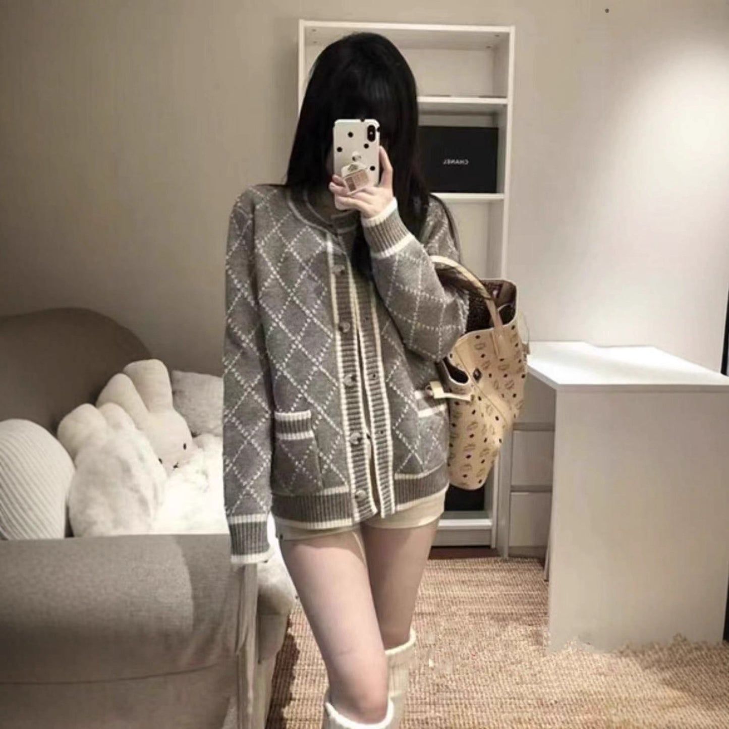 Cardigan en tricot féminin à motif losange élégant et boutons dorés Chic und Stil