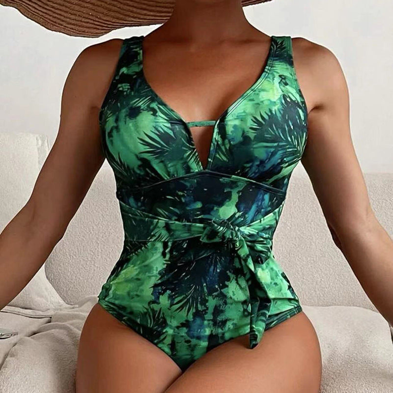 Maillot de bain une pièce pour femme avec un design croisé raffiné et un motif à la mode Chic und Stil