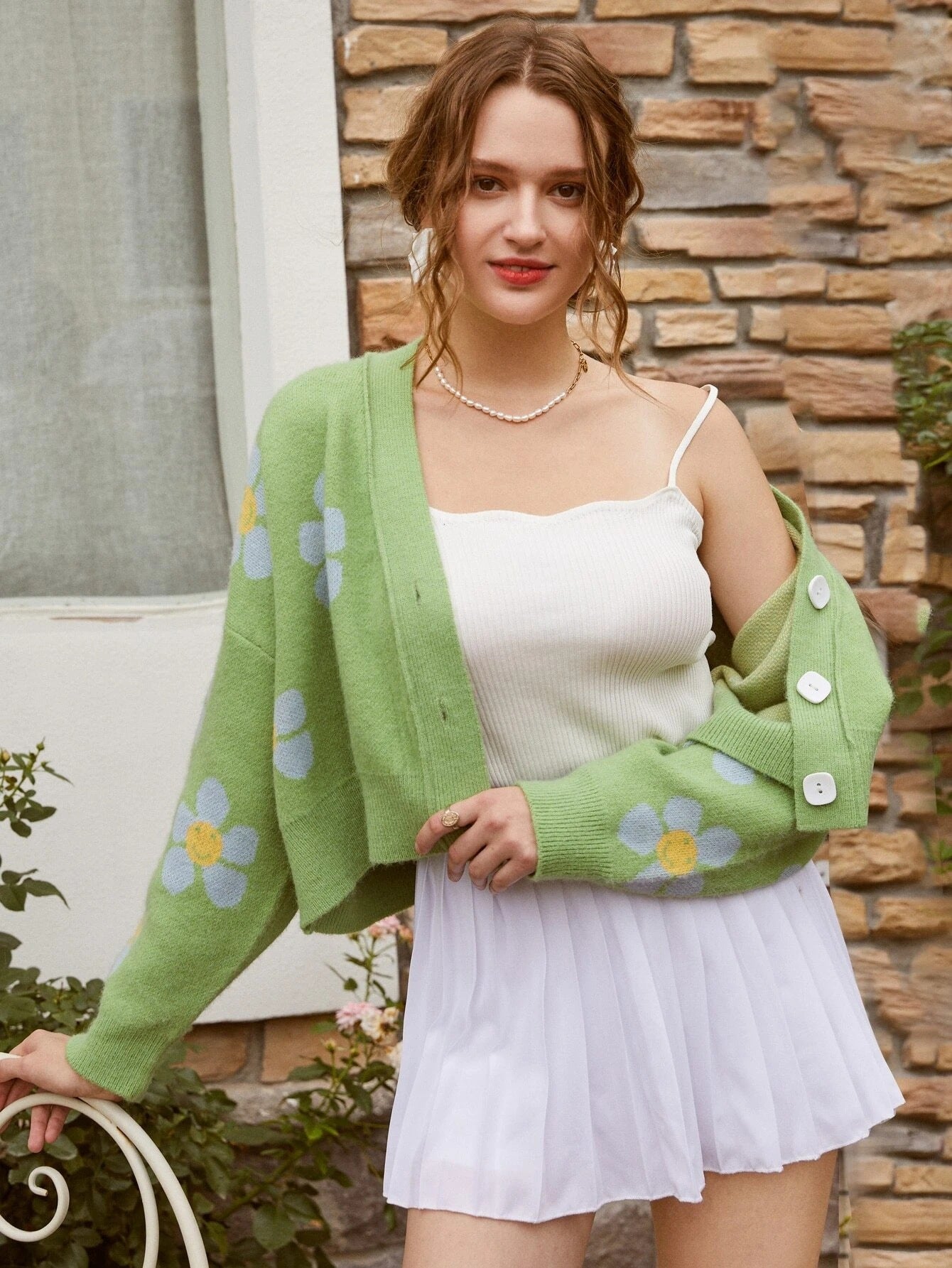 Cardigan en tricot court pour femmes avec motifs floraux et détails de boutons Chic und Stil