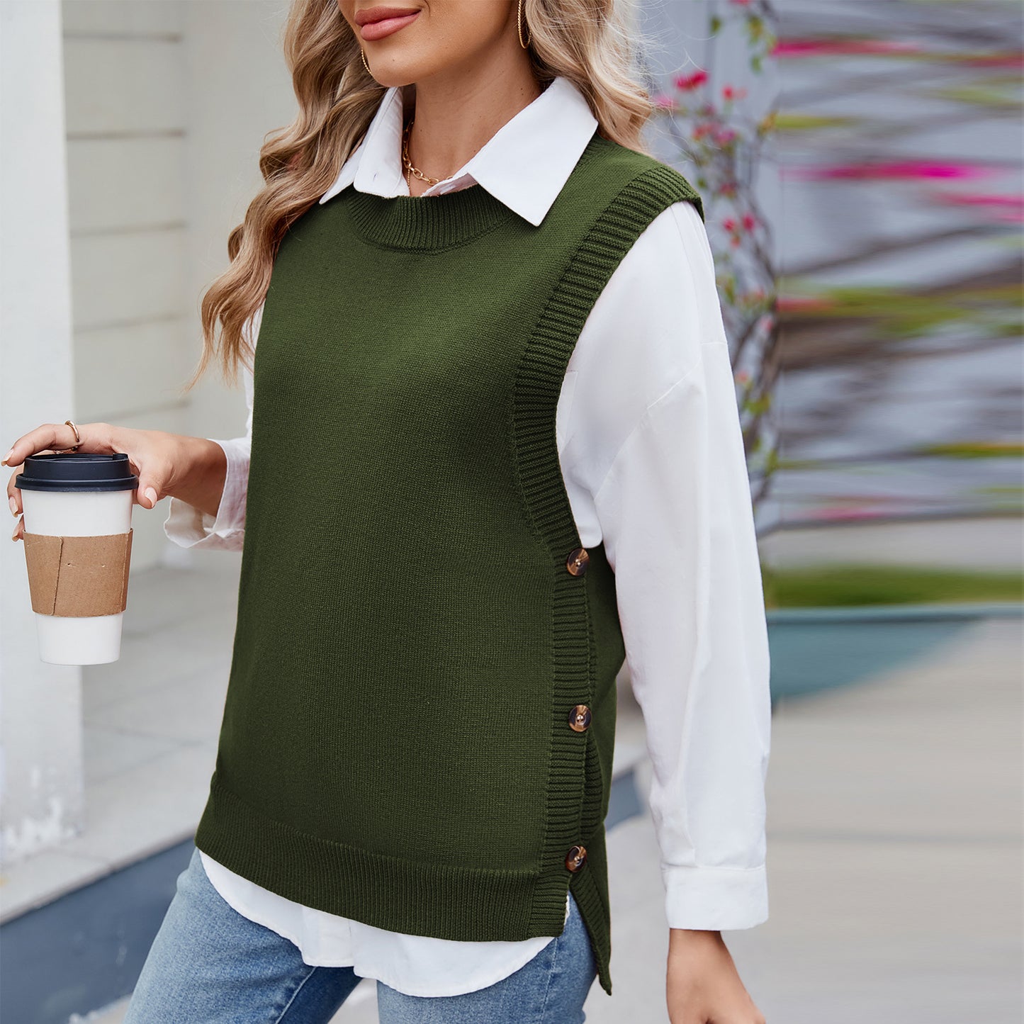 Women's knitted sweater with side button details and a modern Chic und Stil fit