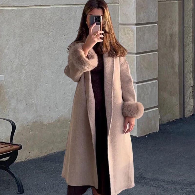 Dames élégant, manteau chaud avec des couleurs de fourrure luxueuses Chic und Stil