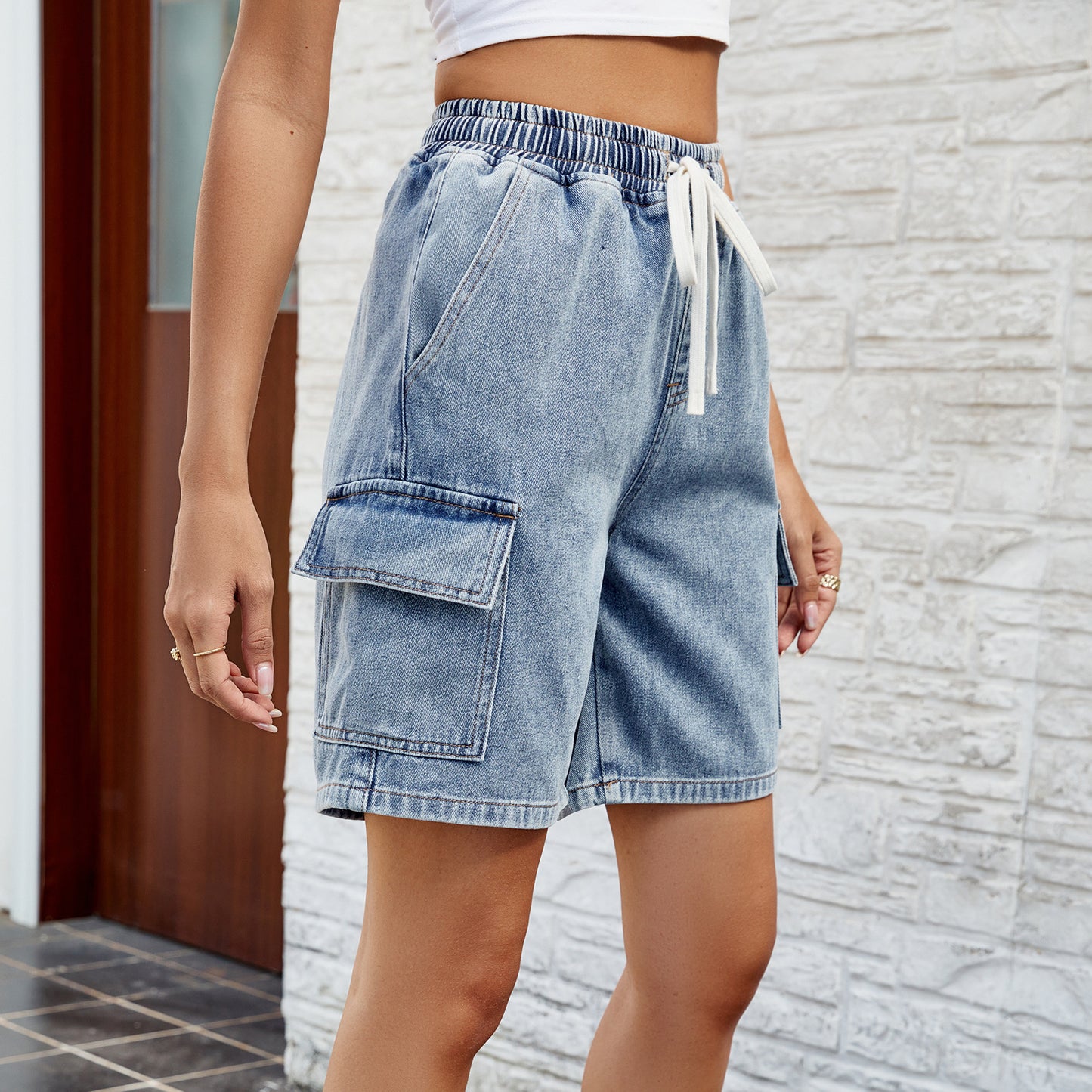 Women's cargo shorts with elastic waistband and practical side pockets Chic und Stil