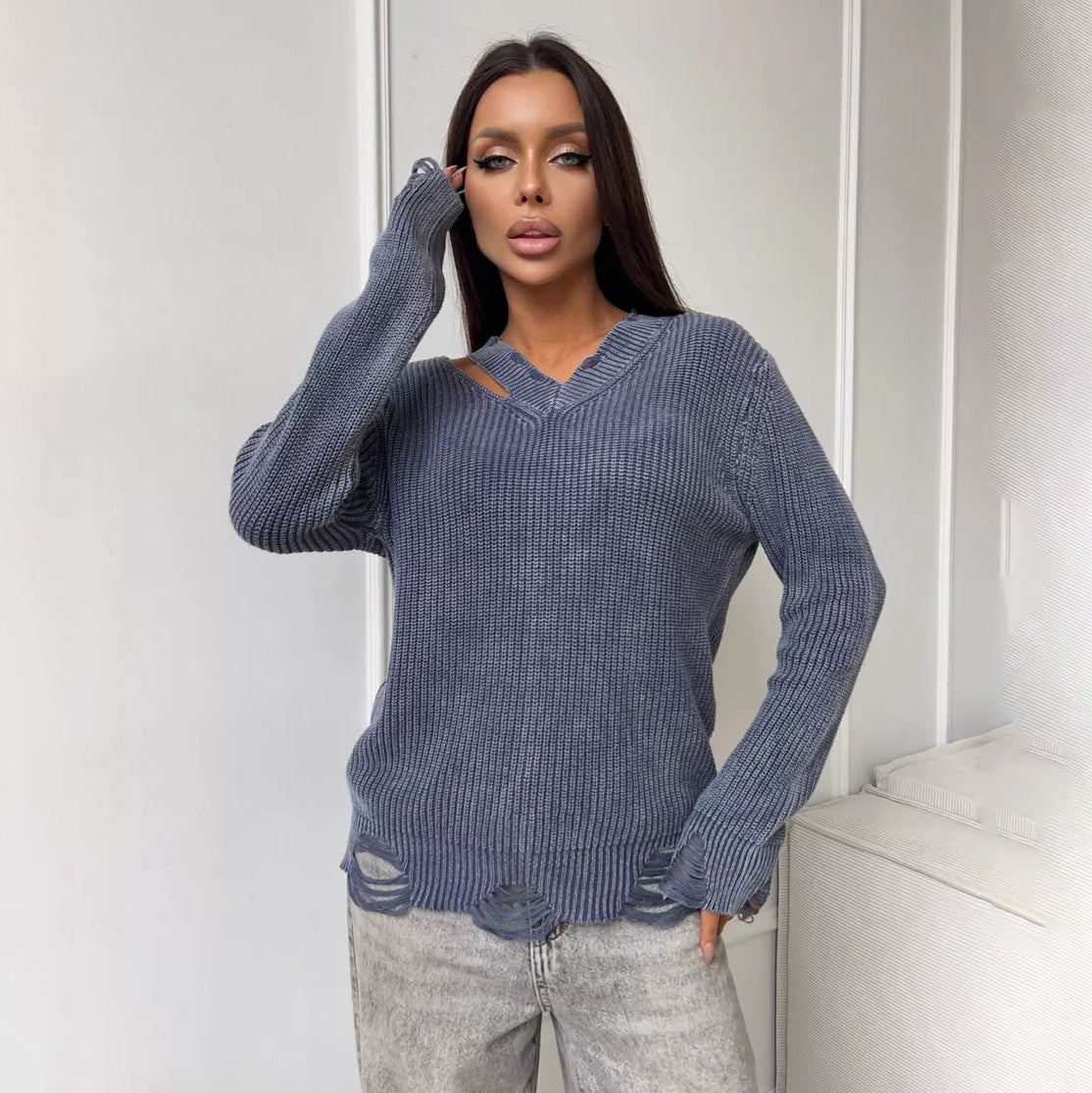 Pull en tricot épais pour femmes avec un décolleté en V tendance et des éléments usés Chic und Stil