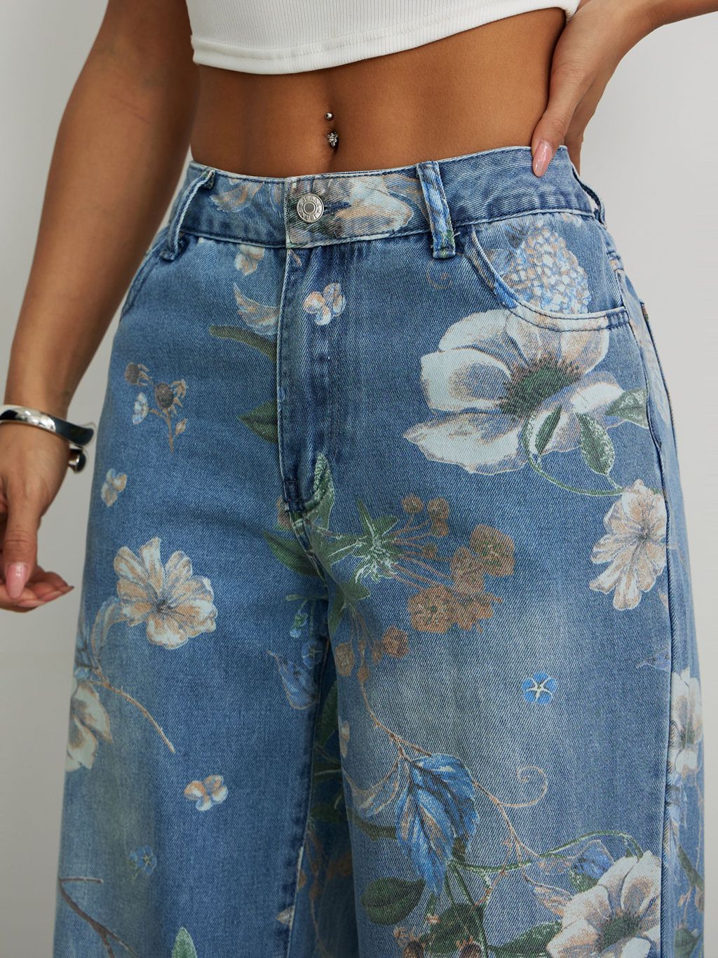 Jeans amples pour femmes avec design floral Chic und Stil