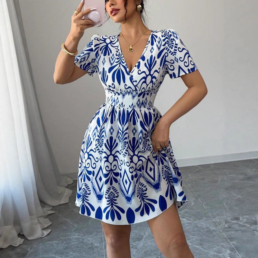 Robe mini femme avec une coupe A-line ludique et des motifs floraux Chic und Stil
