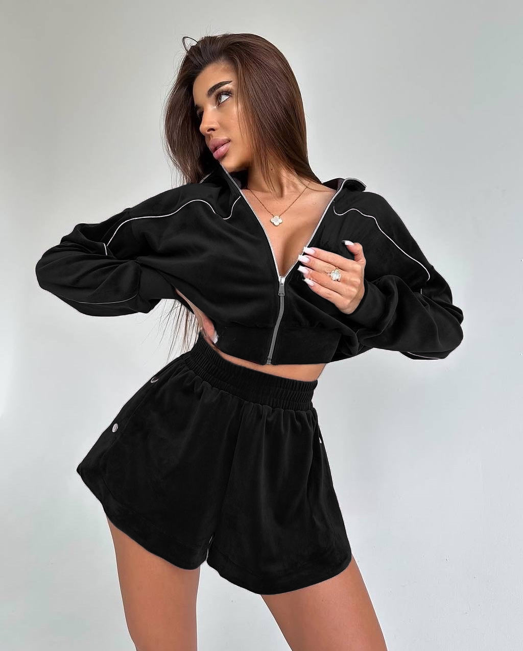 Ensemble de crop top en velours et shorts sportif pour dames Chic und Stil