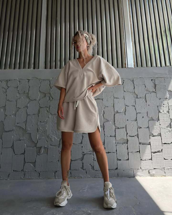 Chic und Stil Women's Casual V Neck Set with Comfortable Shorts and Oversized Top