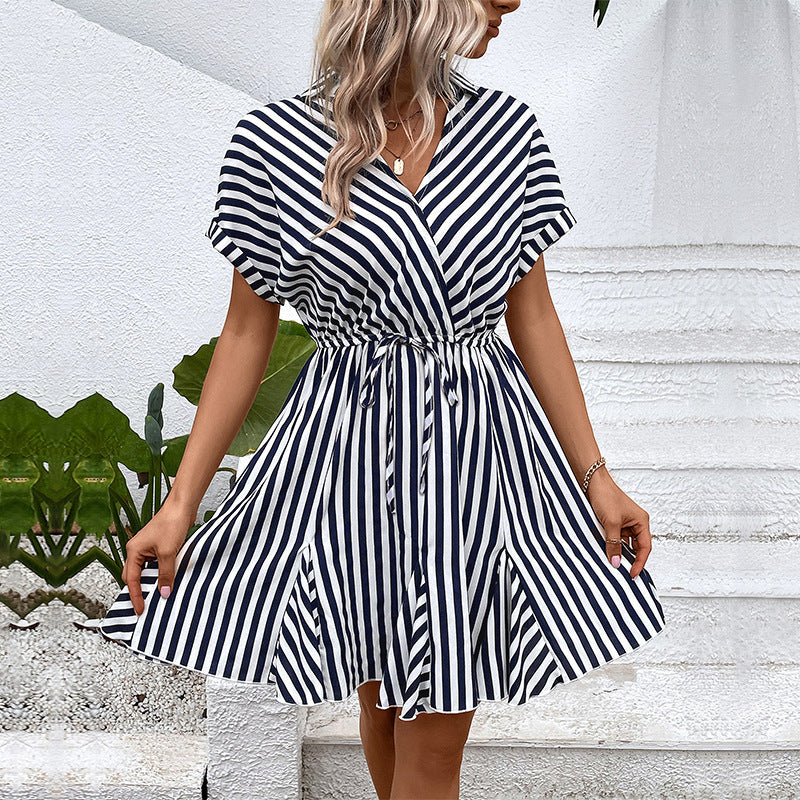 Robe portefeuille rayée pour femmes avec cinch à la taille ajustable Chic und Stil