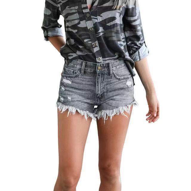 Shorts pour femmes au look utilisé à la mode avec ourlet effiloché et taille haute Chic und Stil