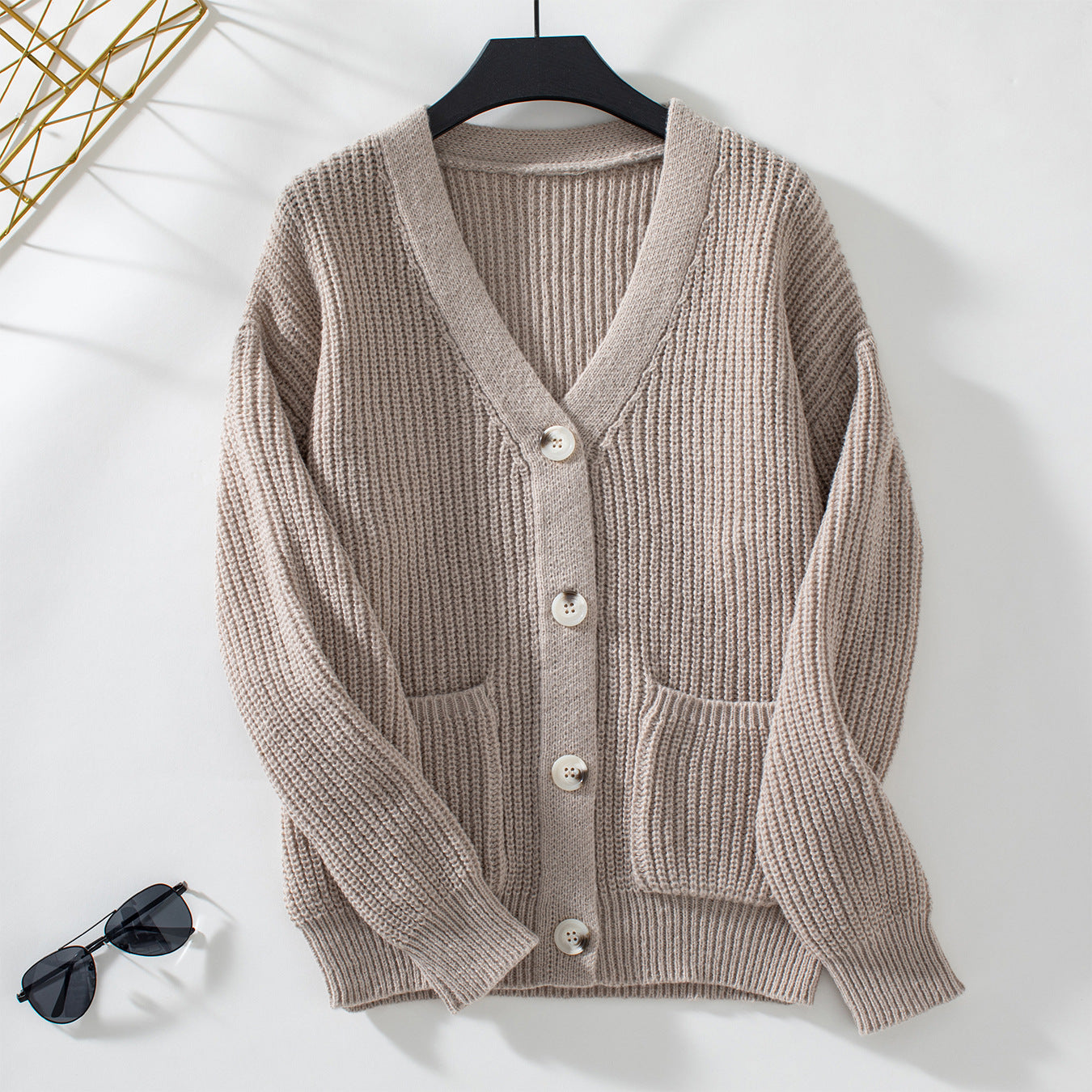 Veste en tricot pour femmes avec décolleté en V profond et poches pratiques Chic und Stil