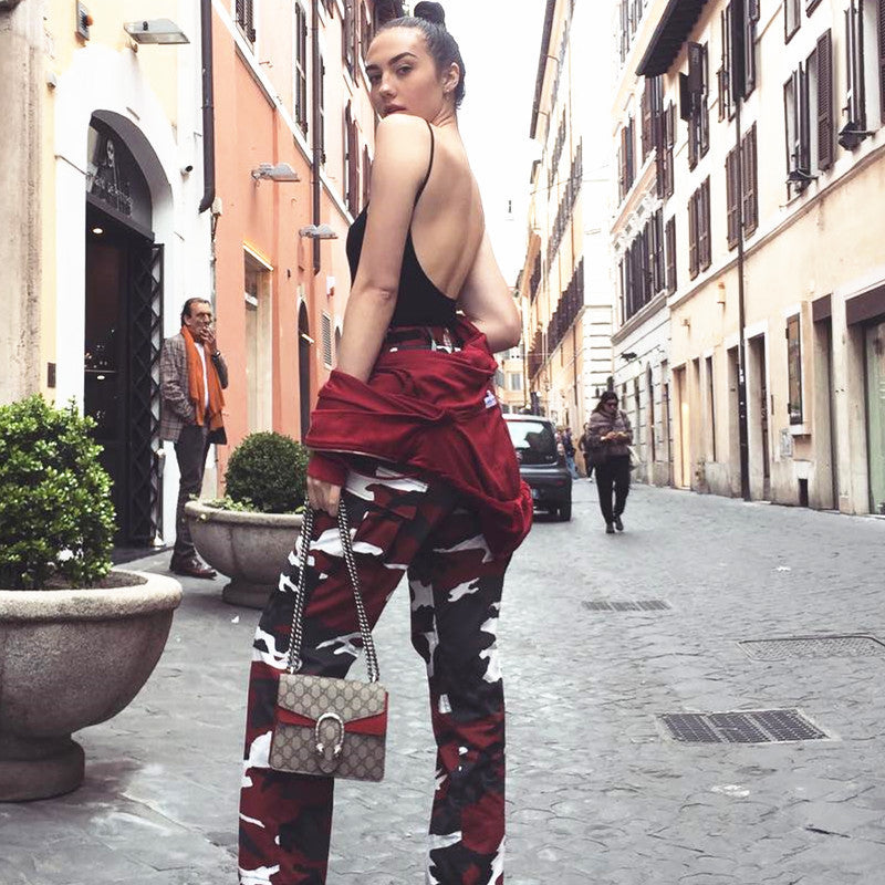 Pantalon cargo pour femmes au design camouflage moderne avec poches pratiques et taille élastique Chic und Stil