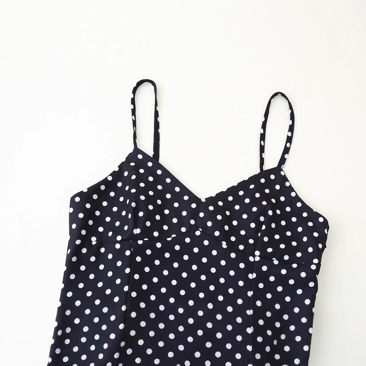 Robe midi femme avec des fines bretelles spaghetti et un design à pois ludiques Chic und Stil