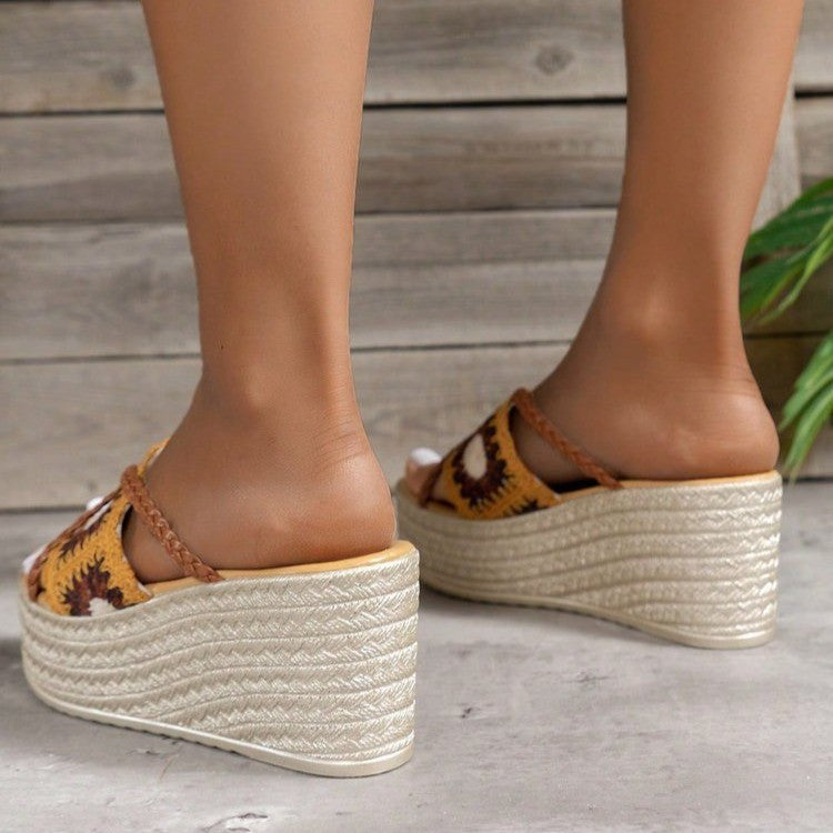 Sandales compensées tendance pour dames avec une sangle tressée et un lit de pied confortable Chic und Stil