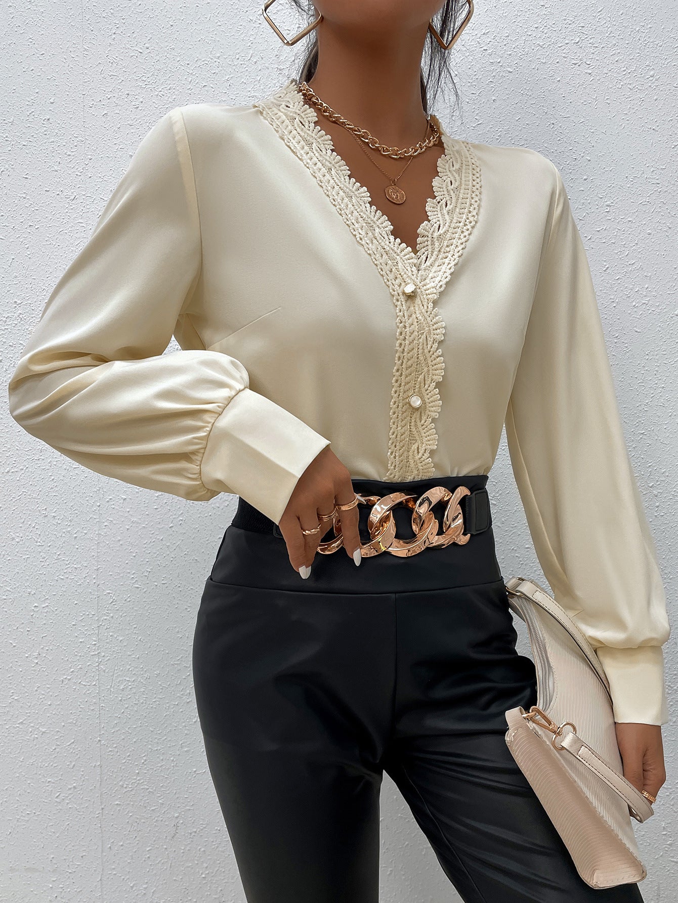 Dames Élégante blouse avec dentelle et détails de boutons Chic und Stil