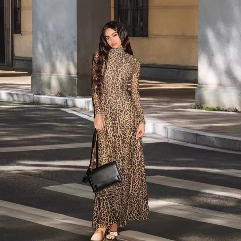 Robe maxi pour femmes en tissu léger avec motif léopard et coupe ajustée Chic und Stil