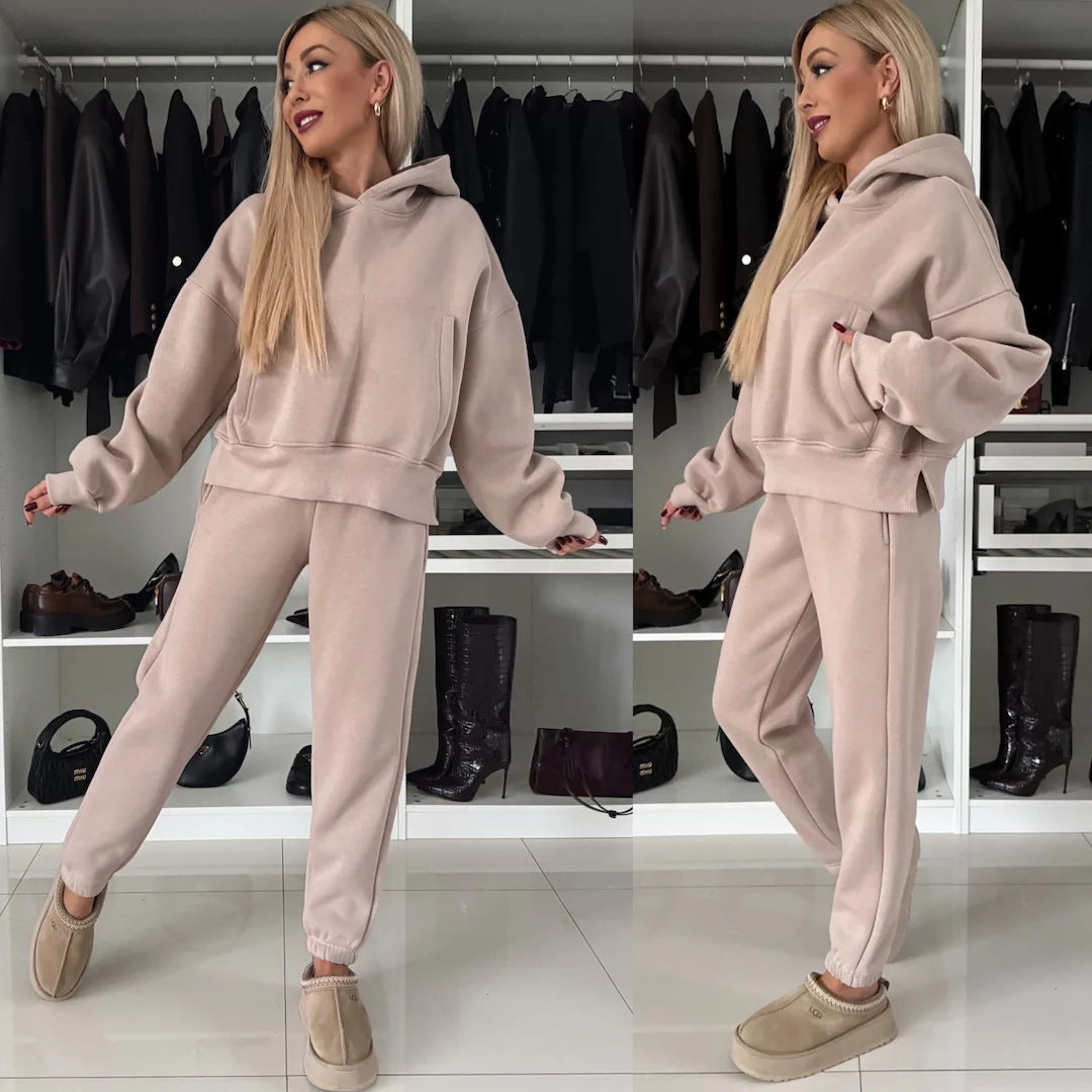 Pull à capuche décontracté pour femmes avec une coupe élégante et un pantalon de jogging confortable Chic und Stil