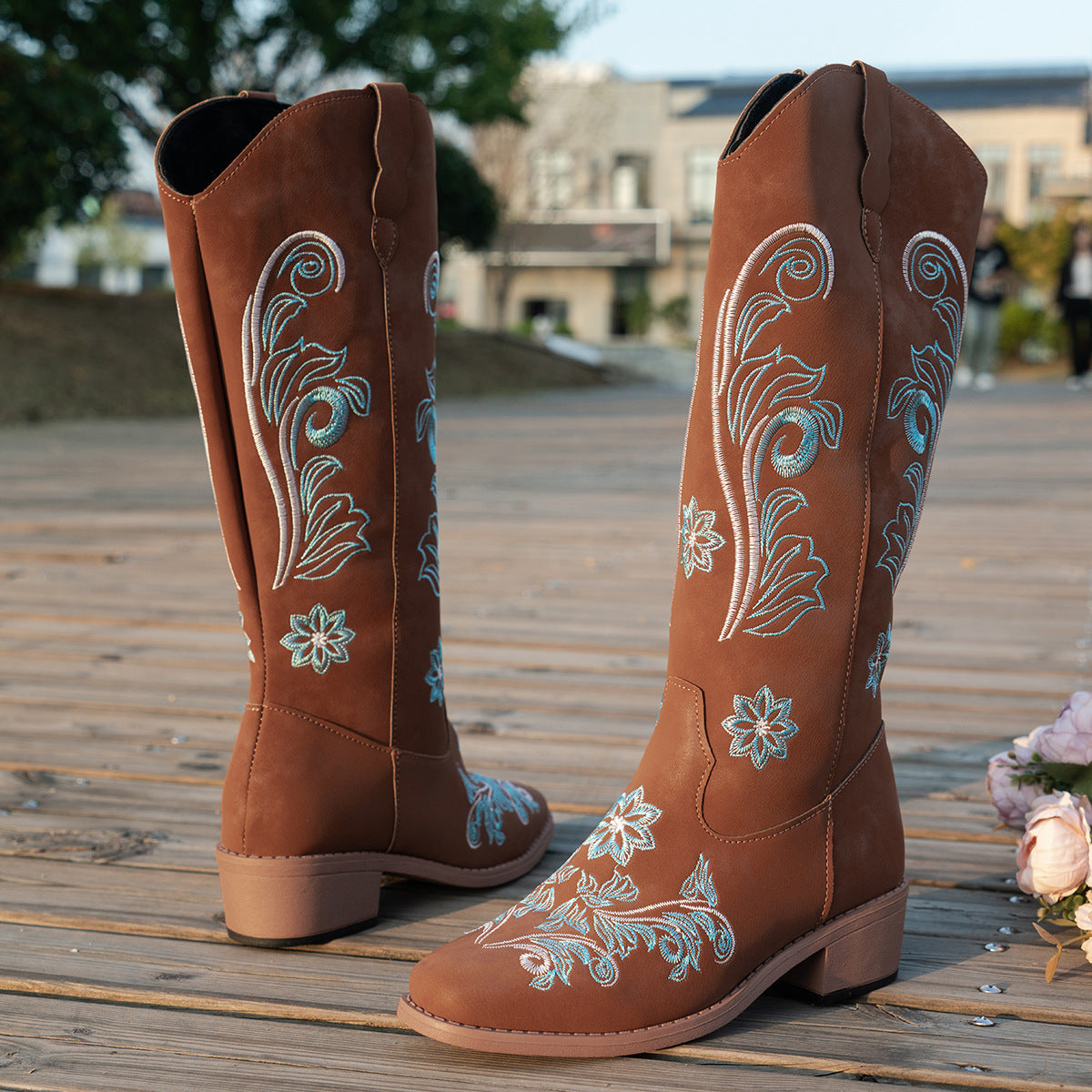 Bottes de cowboy pour femmes avec des détails floraux faits à la main et un talon bloc confortable Chic und Stil