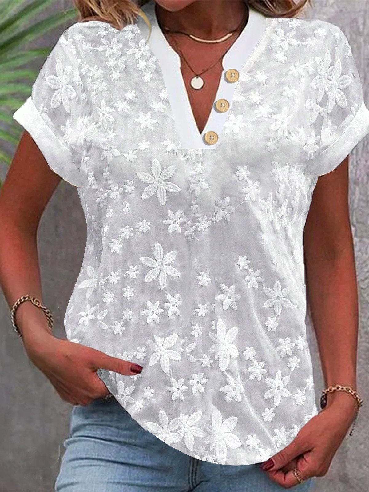 Women's blouse with feminine floral pattern Chic and style